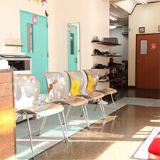 町田市成瀬駅前スタジオNARUSE Sta.　入口ベンチ